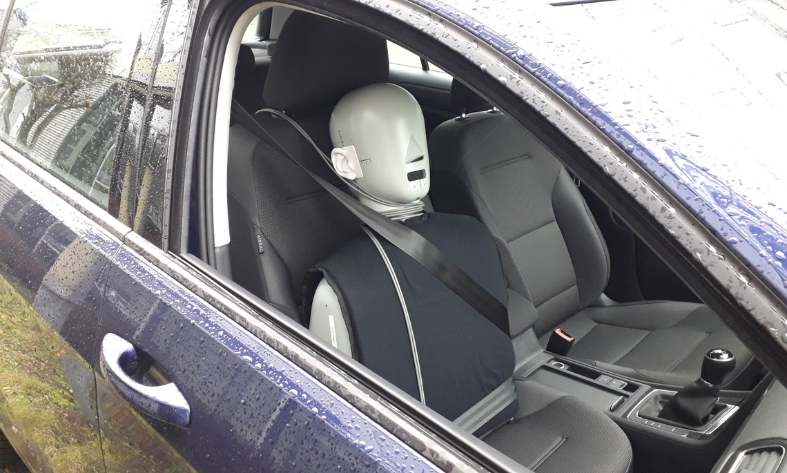 Head und Torso Simulator im Auto für akustischen Versuch