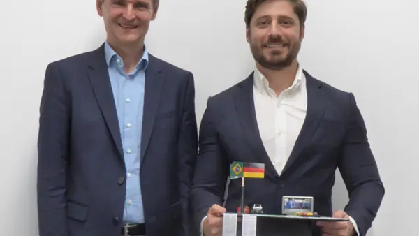Die Doctoral School gratuliert Thiago de Borba (re. im Bild) sowie seinen Betreuern Prof. Reza Nakhaie Jazar und Prof. Hormoz Marzbani von der RMIT und Prof. Ondřej Vaculín von der TH Ingolstadt (li. im Bild).