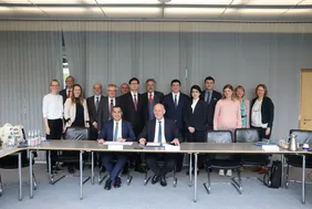 THI President Professor Walter Schober (front right) and Professor Bakhtiyor Yuldashev, Rector of New Uzbekistan University in Tashkent (front left), sign the MoU (Photo: THI).