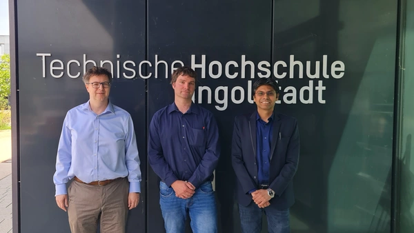 The course has been set: Professor Hans-Georg Schweiger, Dr Thomas Hafner, and Dr. Yash Kotak (from left to right) are planning a cooperation between THI and Saubermacher (Photo: THI).