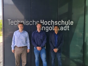 The course has been set: Professor Hans-Georg Schweiger, Dr Thomas Hafner, and Dr. Yash Kotak (from left to right) are planning a cooperation between THI and Saubermacher (Photo: THI).