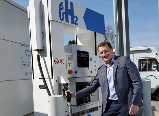 zukünftiger Treibstoff Tanken mit Wasserstoff