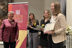 Dr. Jutta Trube, Zonta Club Aschaffenburg und District Governor, Dr. Petra Hackenberg-Wiedl, Zonta Club Ingolstadt mit den Preisträgerinnen Laura Paskowski und Tanja Eyßelein (v.l.n.r./Foto: Zonta Club Ingolstadt). Übergabe der STEM-Award-Auszeichnung an zwei Studierende