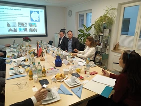 Georg Overbeck (2.v.l.), Leiter des International Welcome Center an der THI, stellte die Hochschule vor (Foto: THI).